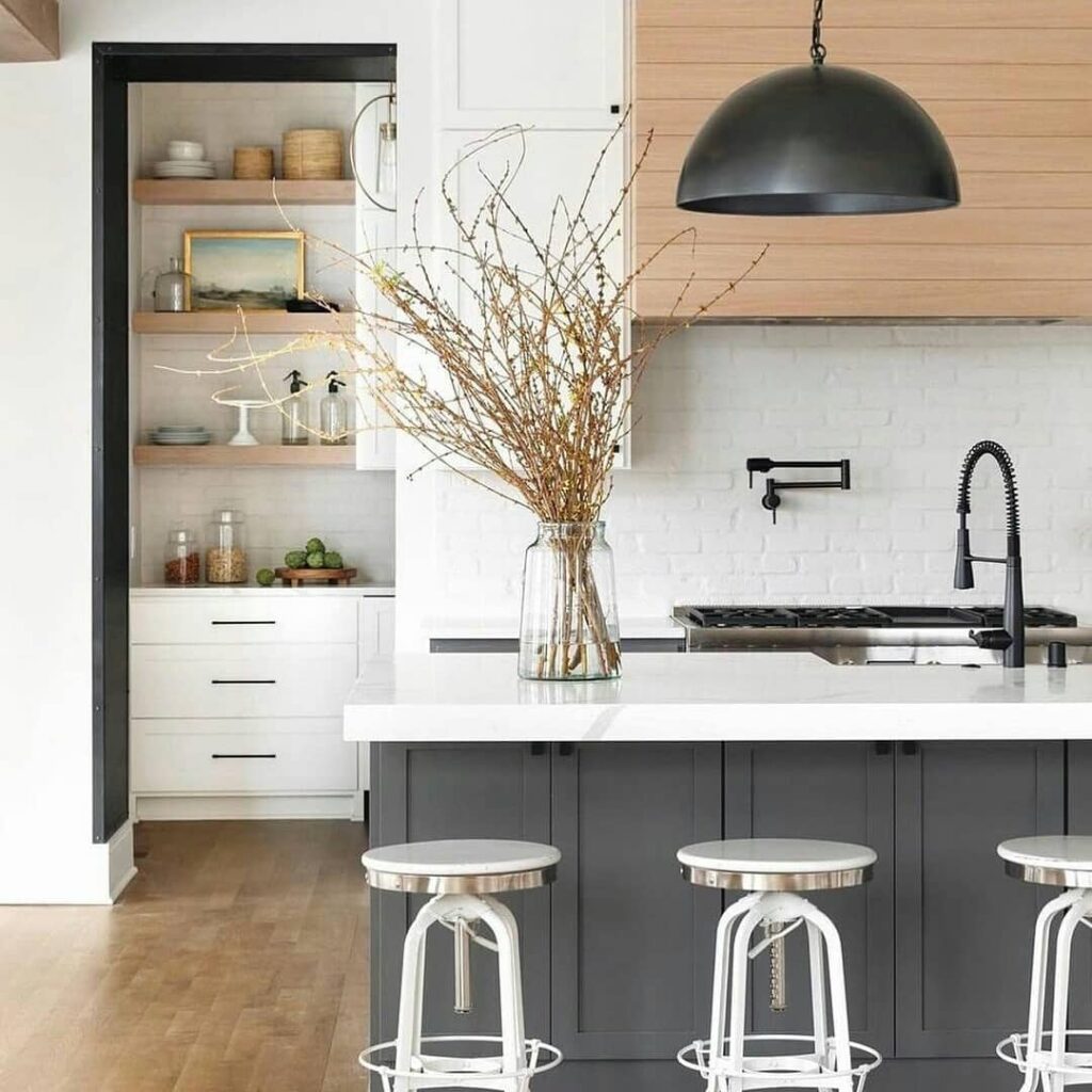 Cozinha americana pequena em branco e preto