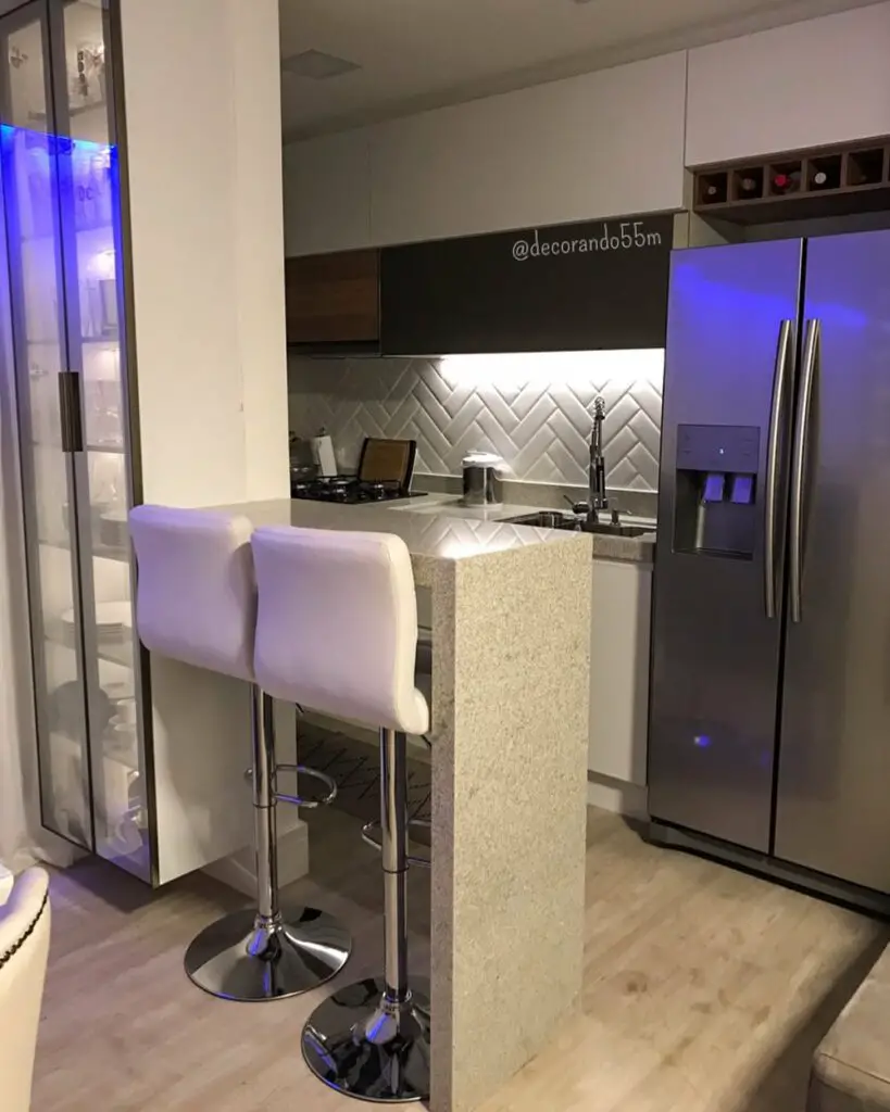 Cozinha americana pequena com armário com portas transparentes