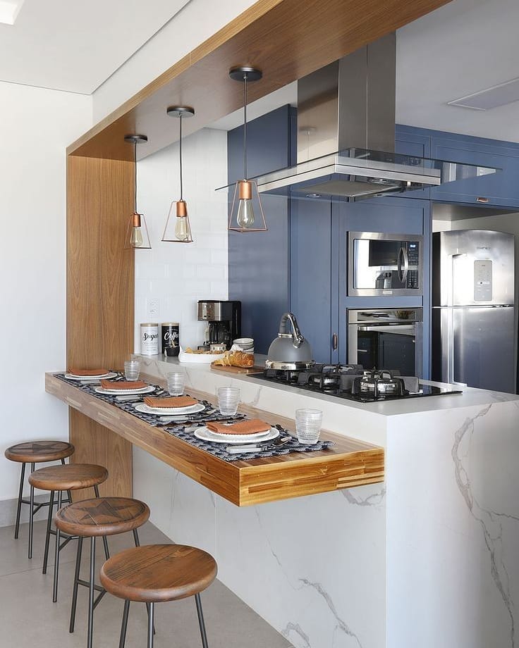 Cozinha americana pequena em azulo, branco e amadeirado