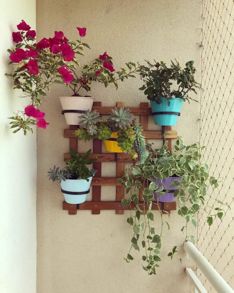 Jardim vertical combinando diferentes tipos de flores