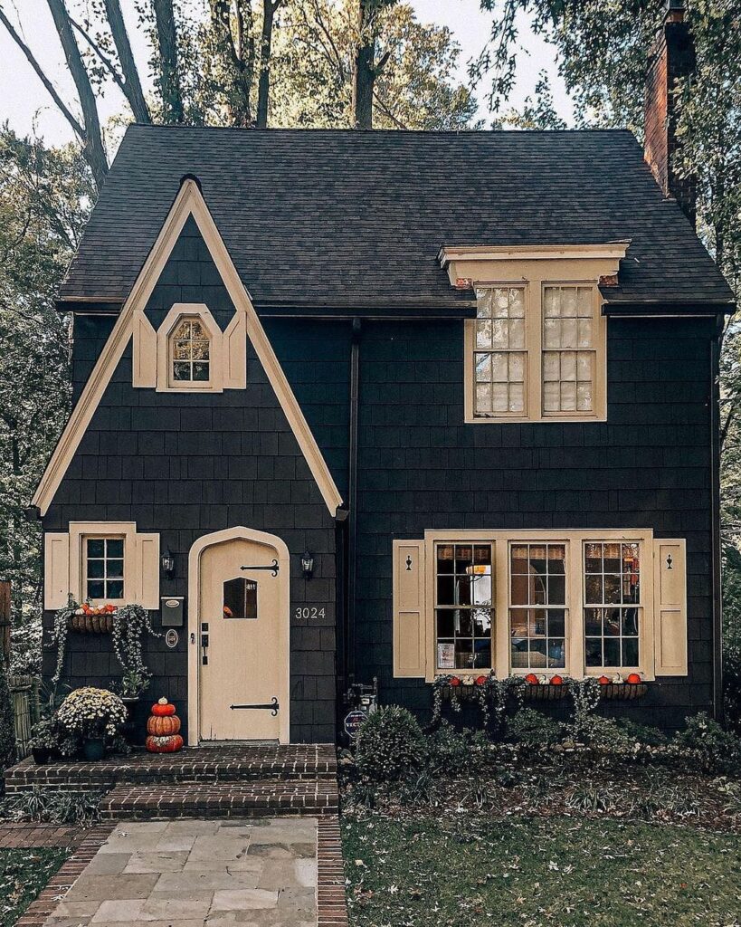 Fachada de casa pequena em preto