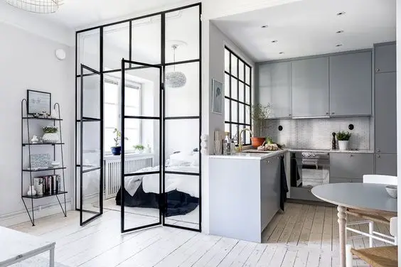 Apartamento pequeno com integração de espaços através de divisórias em vidro