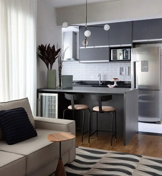 Apartamento pequeno com cozinha americana em tons de cinza