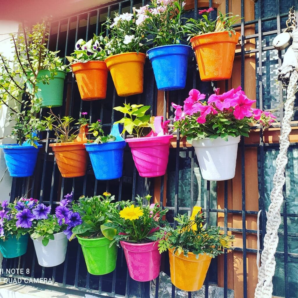 Jardim vertical simples com vasos coloridos