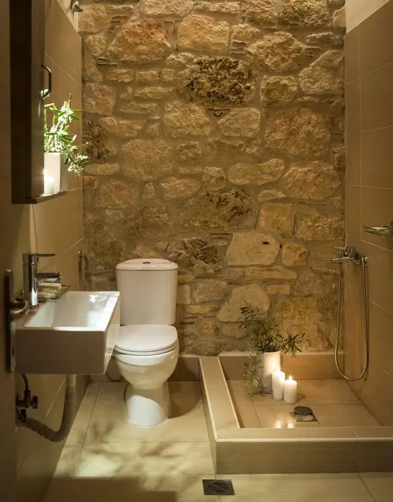 Banheiro com revestimento de pedra