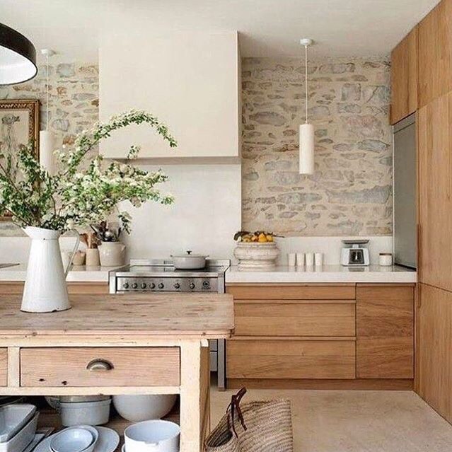 Cozinha rústica com revestimento em madeira e pedra