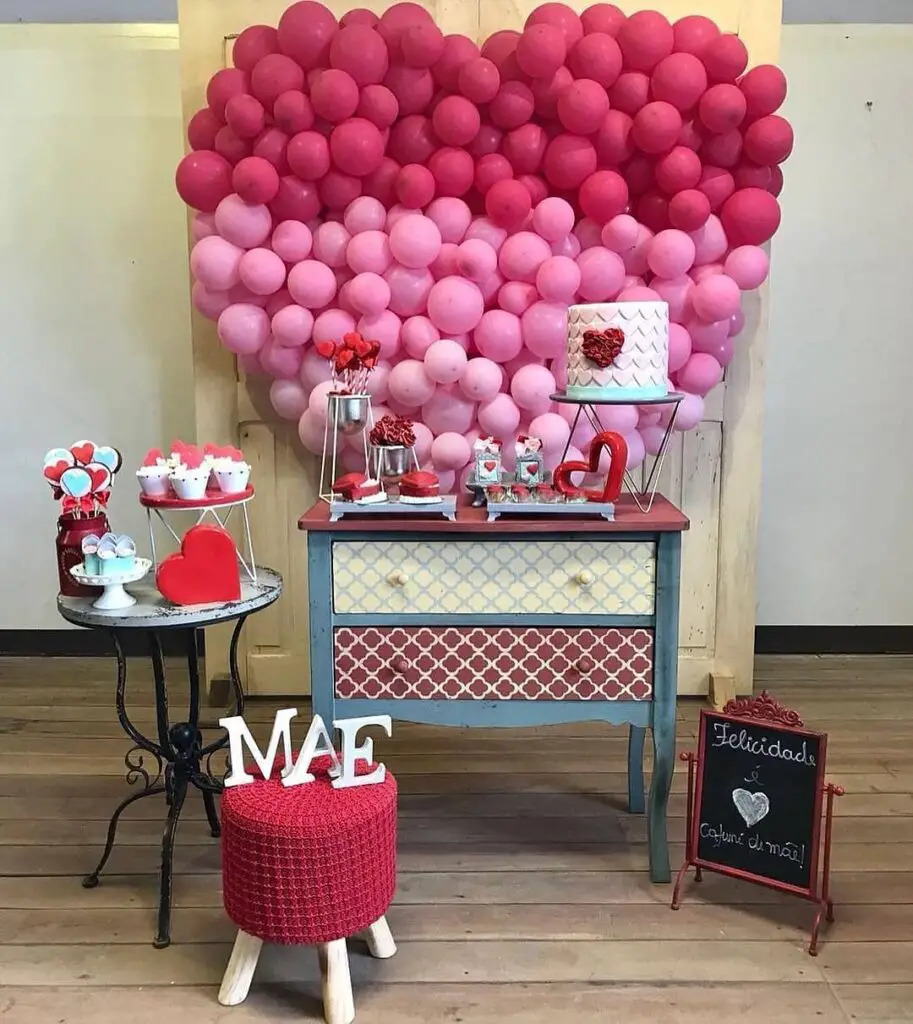 Decoração de festa para o Dia das Mães com balões