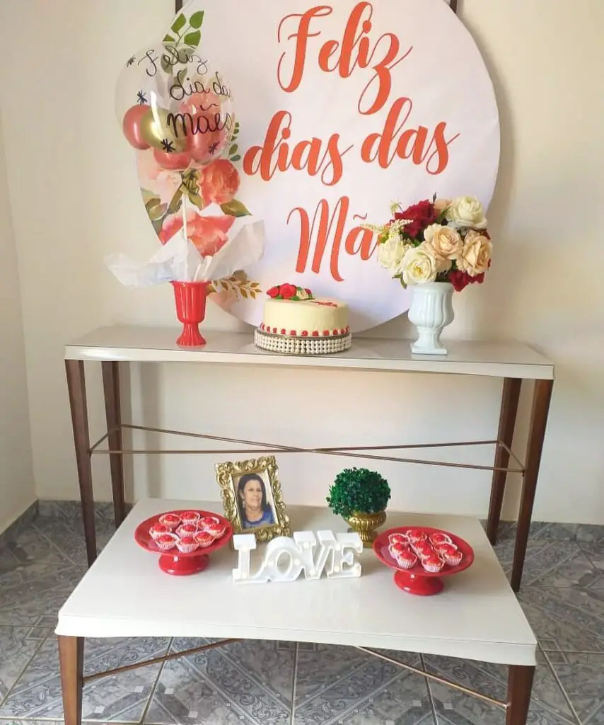 Decoração simples para o Dia das Mães com bolo e flores