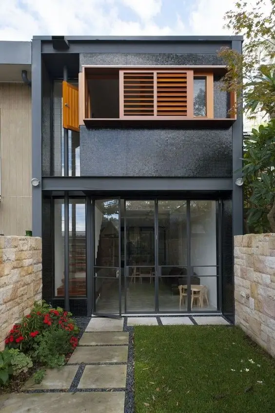 Fachada de casa pequena moderna em preto