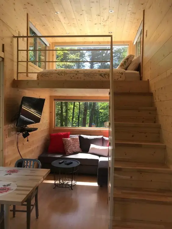 Casa pequena rústica em madeira com mezanino quarto