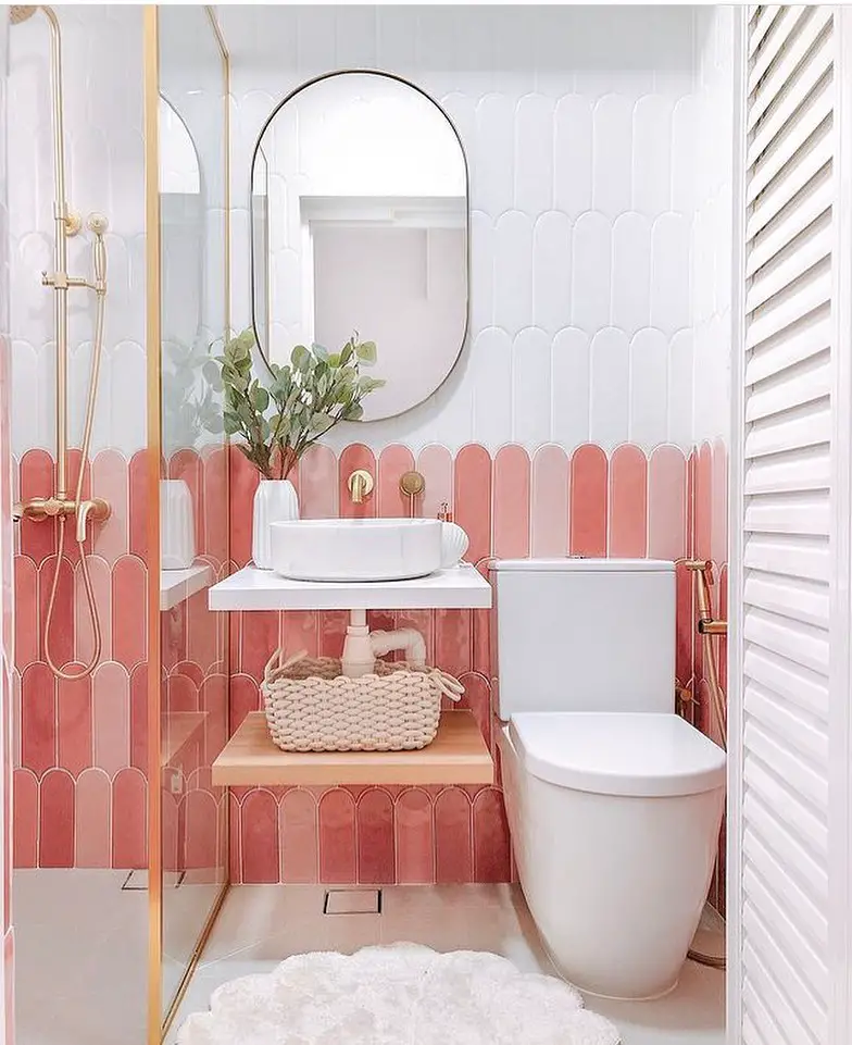 Modelo de banheiro pequeno em branco e rosa