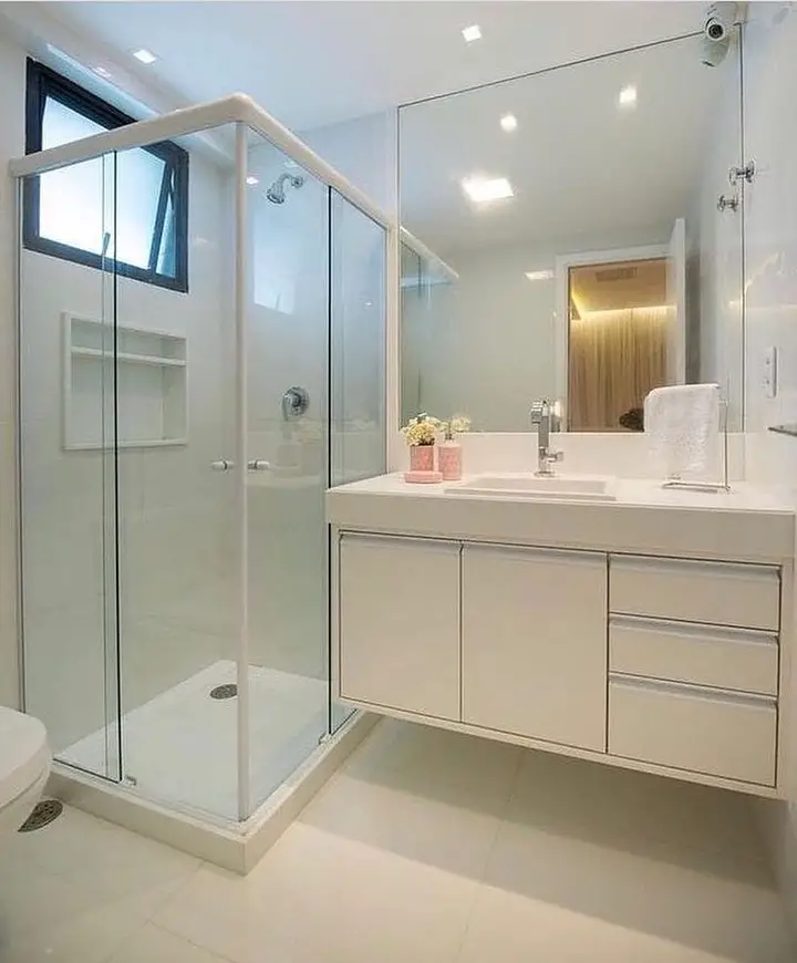 Modelo de banheiro simples todo em branco