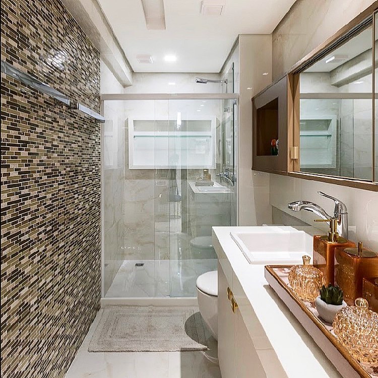banheiro moderno com parede com revestimento diferente