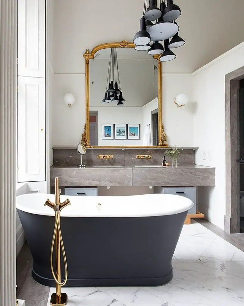 banheiro moderno com espelho com moldura dourada