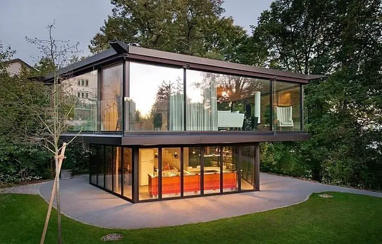 Casa container com fachada em vidro
