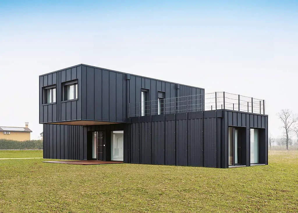 Casa container simples em preto com contentores acoplados