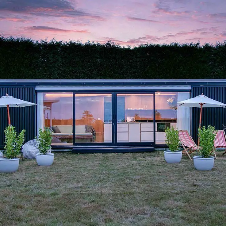 Casa container simples com fachada em vidro