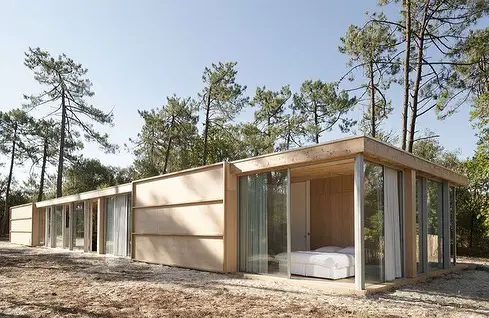 Casa container com acabamento em madeira
