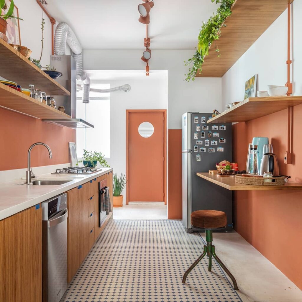 Cozinha com parede pintada de laranja 