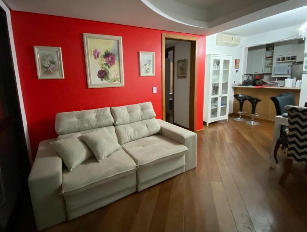 Sala com parede pintada de vermelho