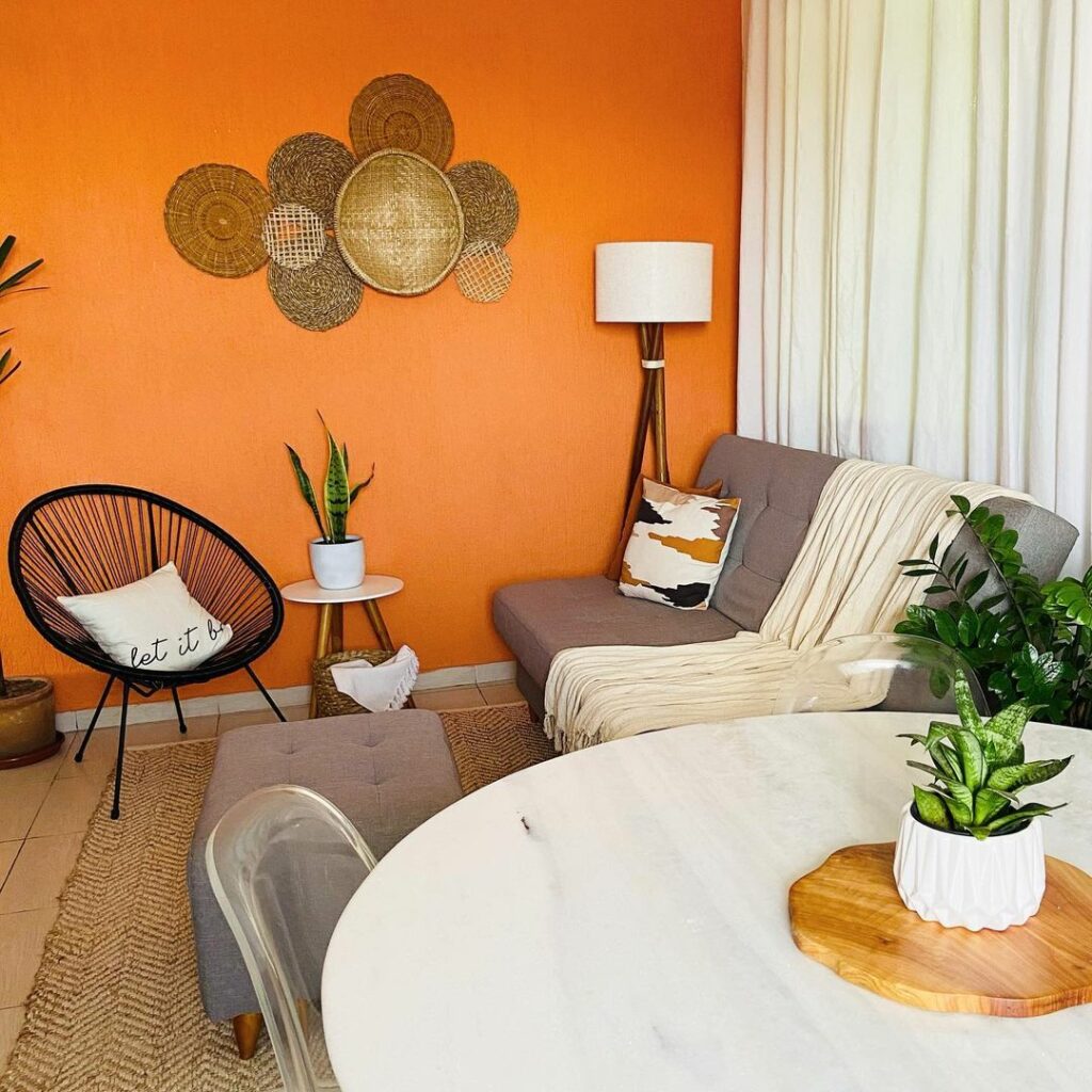 Sala com parede pintada de laranja