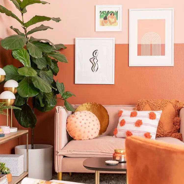 Sala com parede pintada em rosa e laranja