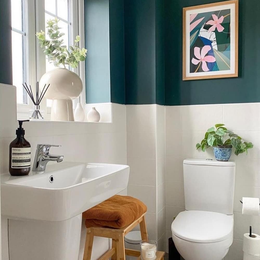 Banheiro com parede pintada de verde