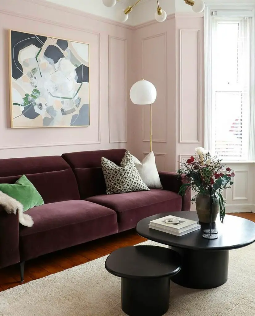 Sala com parede pintada de rosa