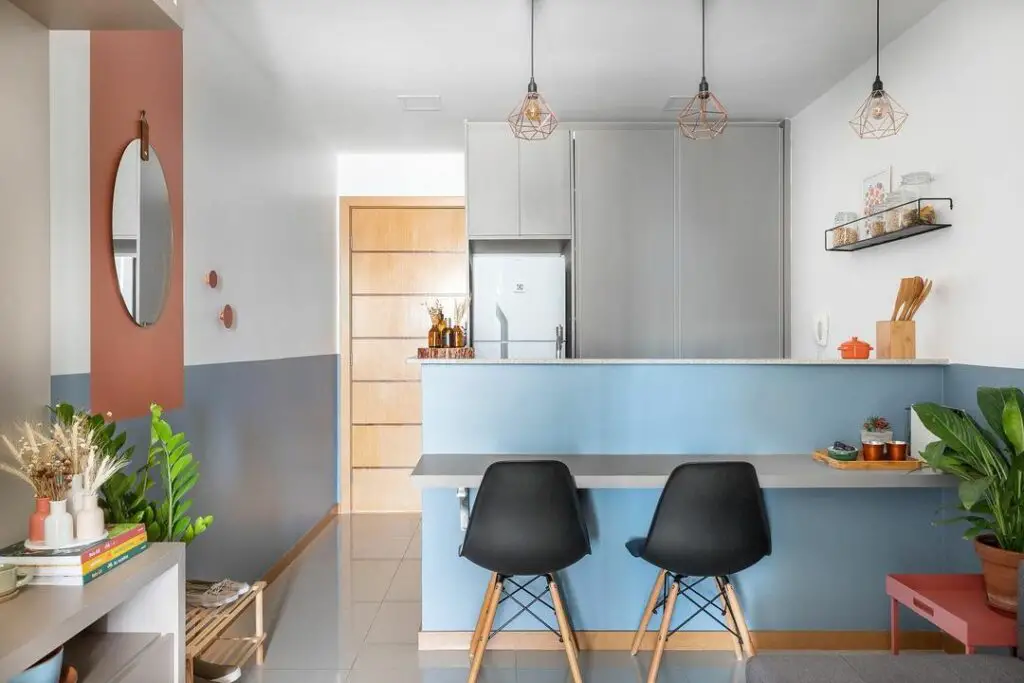Cozinha com parede em azul e branco