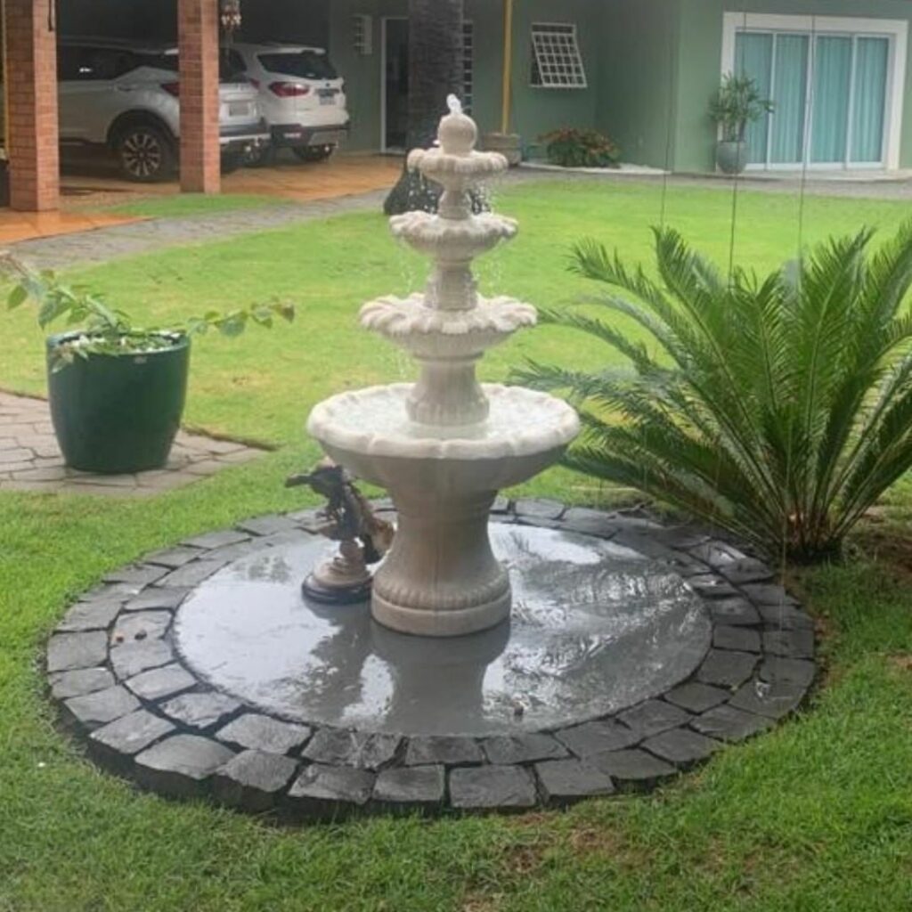 Jardim decorado com fonte