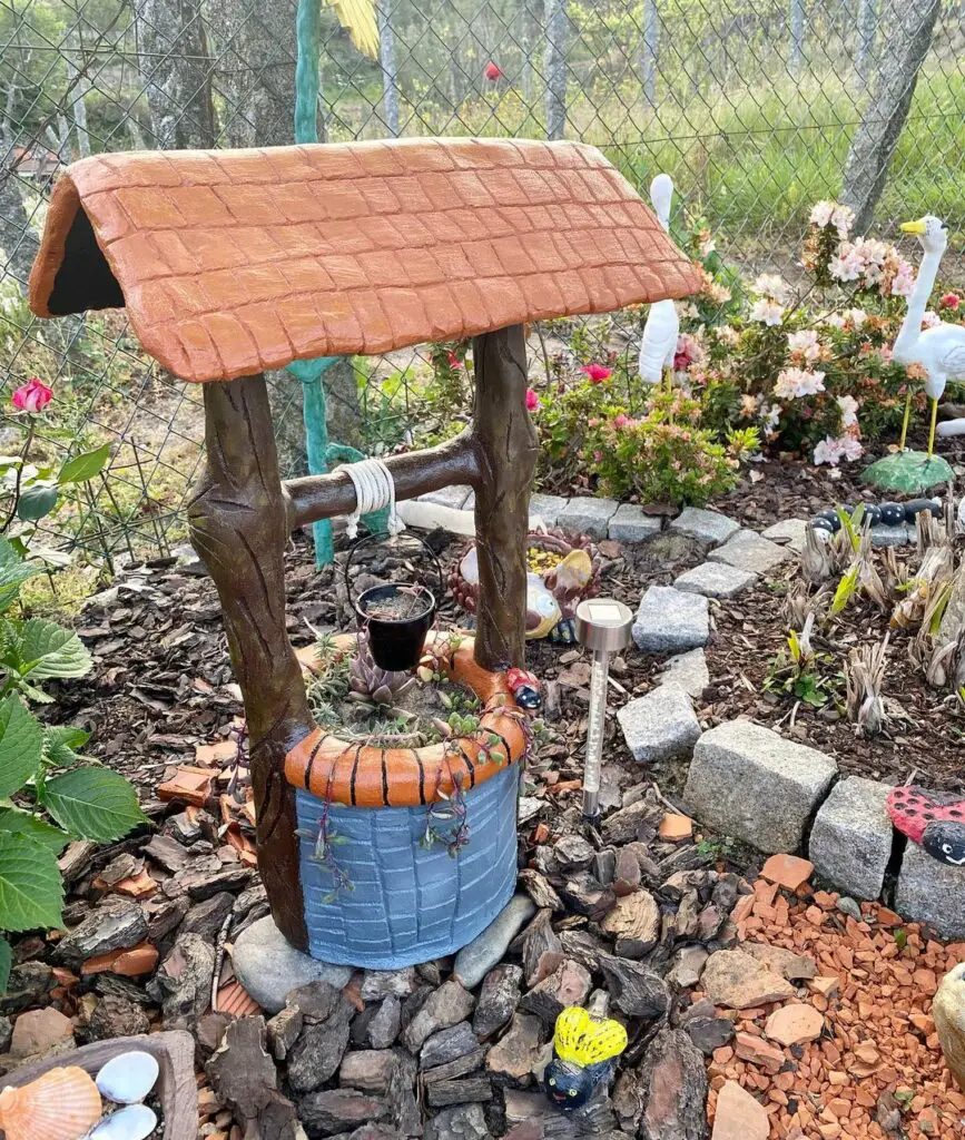 Decoração de jardim com vaso em forma de poço