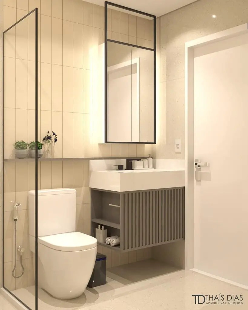 Banheiro pequeno com armários planejados